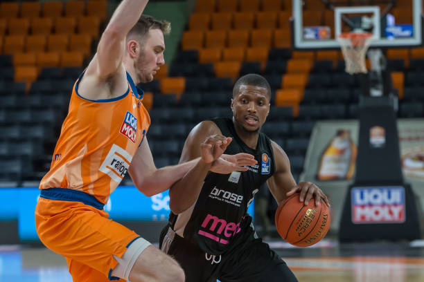 场上挥洒汗 场上挥洒汗