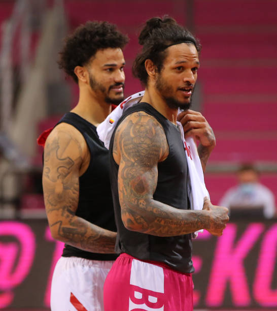 力均由后卫 力均由后卫